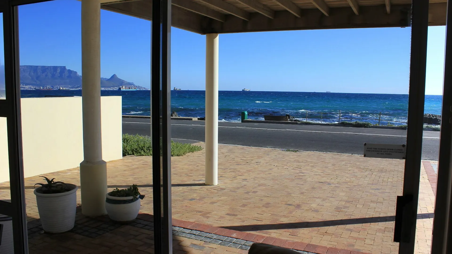 4 On Beach Bloubergstrand